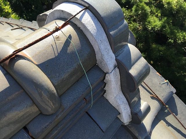 鬼瓦の漆喰にひび